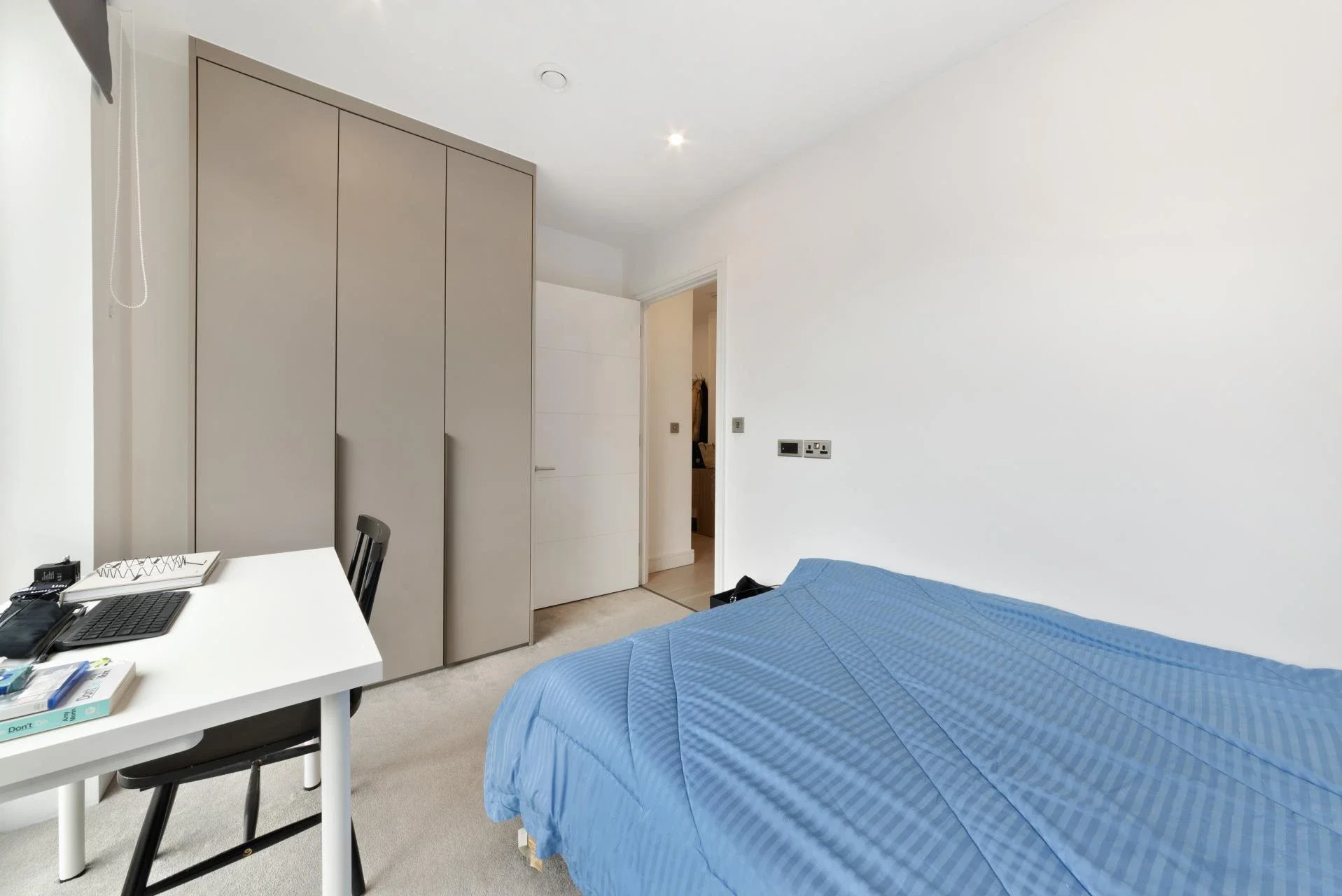 Flat Hackney Road in Greater London