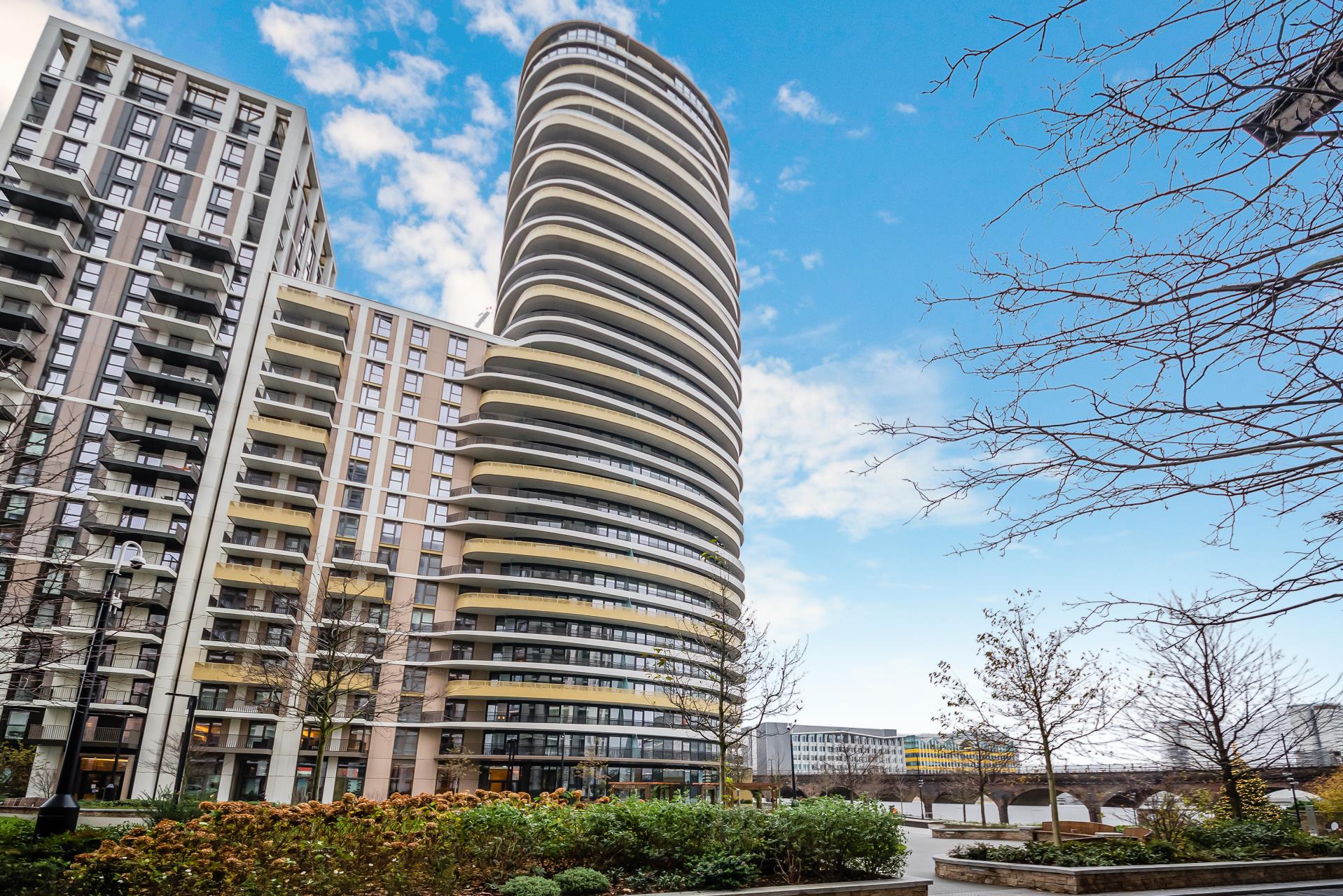 Flat Fountain Park Way in Greater London