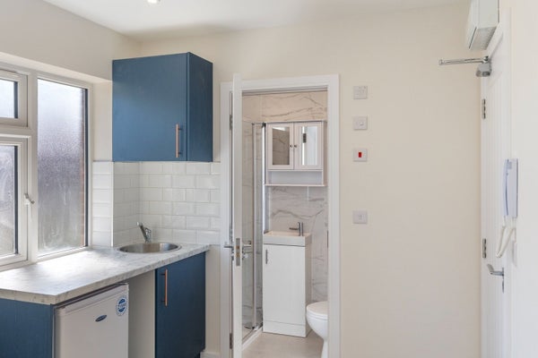 Flat Gladstone Road in Watford
