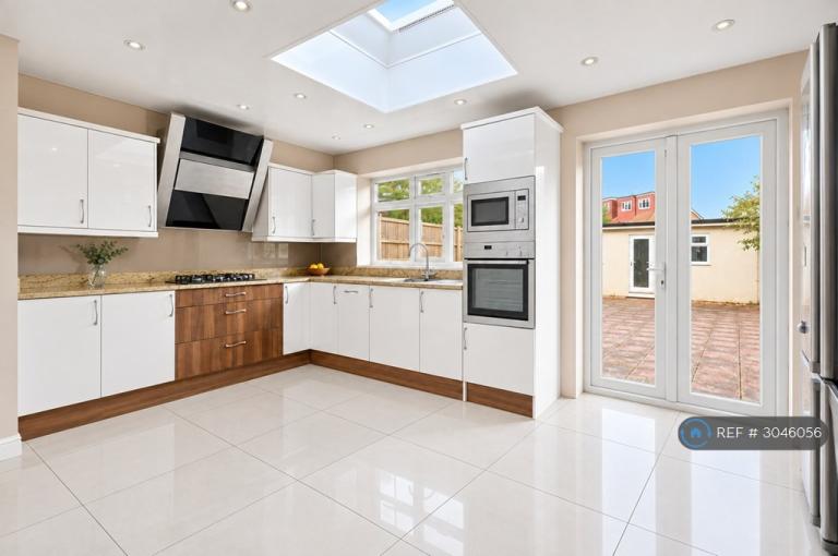House Belmont Avenue in Greater London