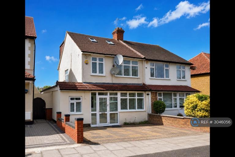 House Belmont Avenue in Greater London