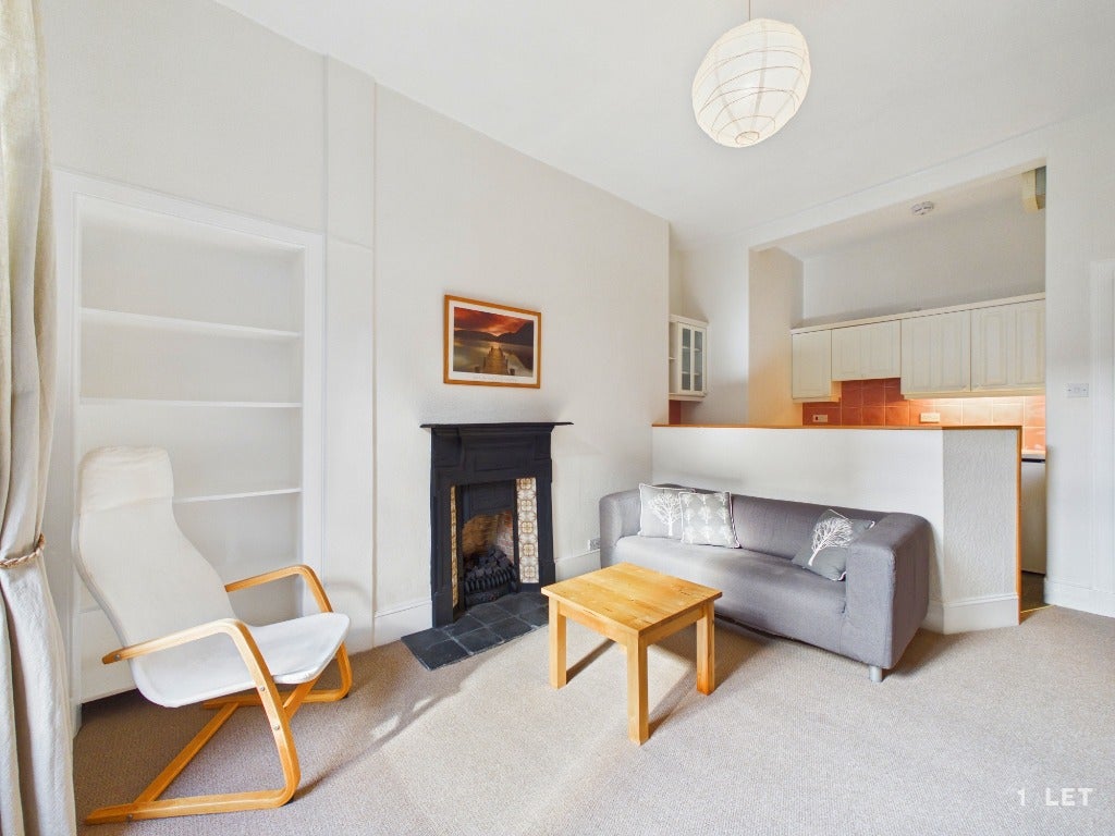 Flat Comiston Gardens in City of Edinburgh