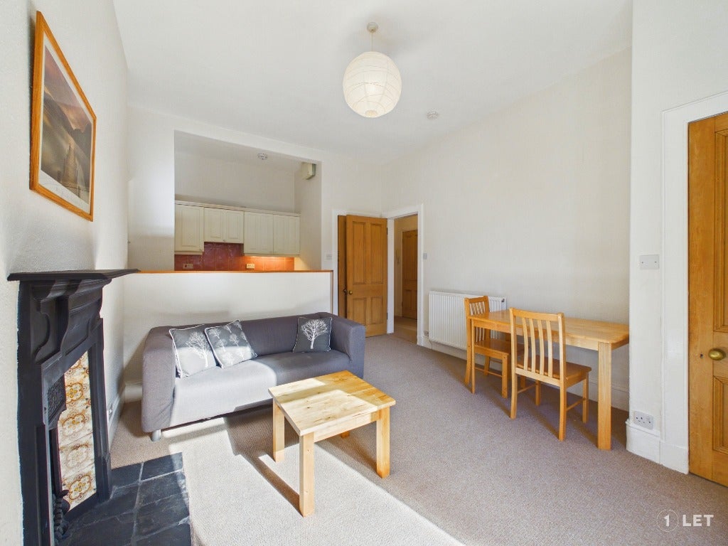 Flat Comiston Gardens in City of Edinburgh