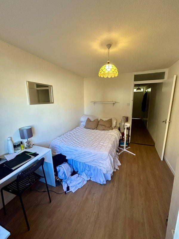 Room Salisbury Close in Greater London