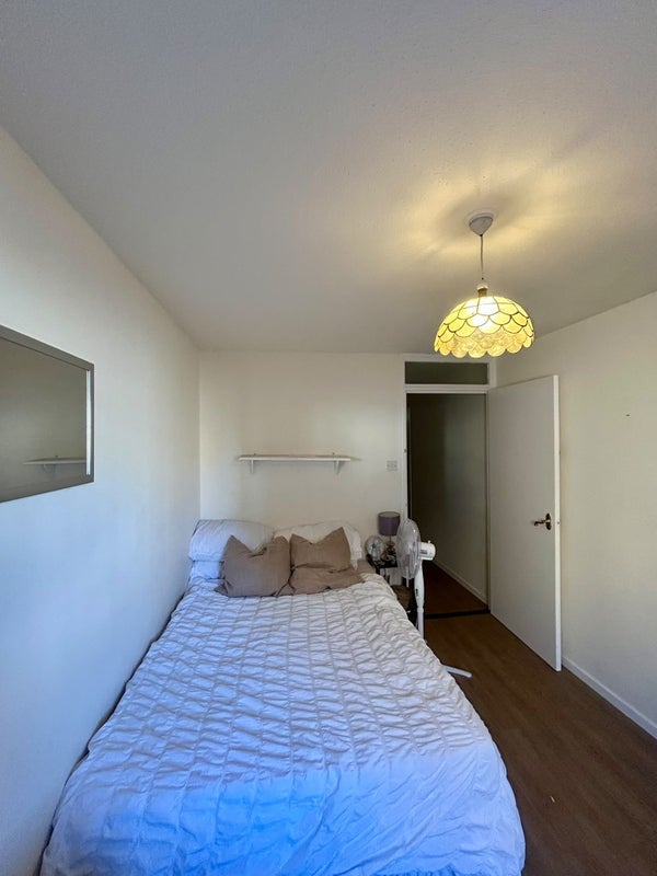 Room Salisbury Close in Greater London