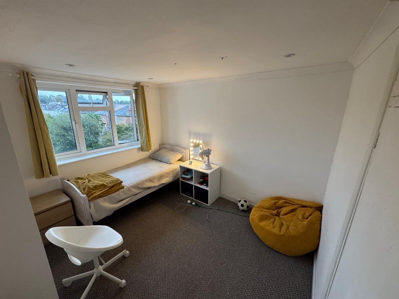Room Anyards Road in Elmbridge