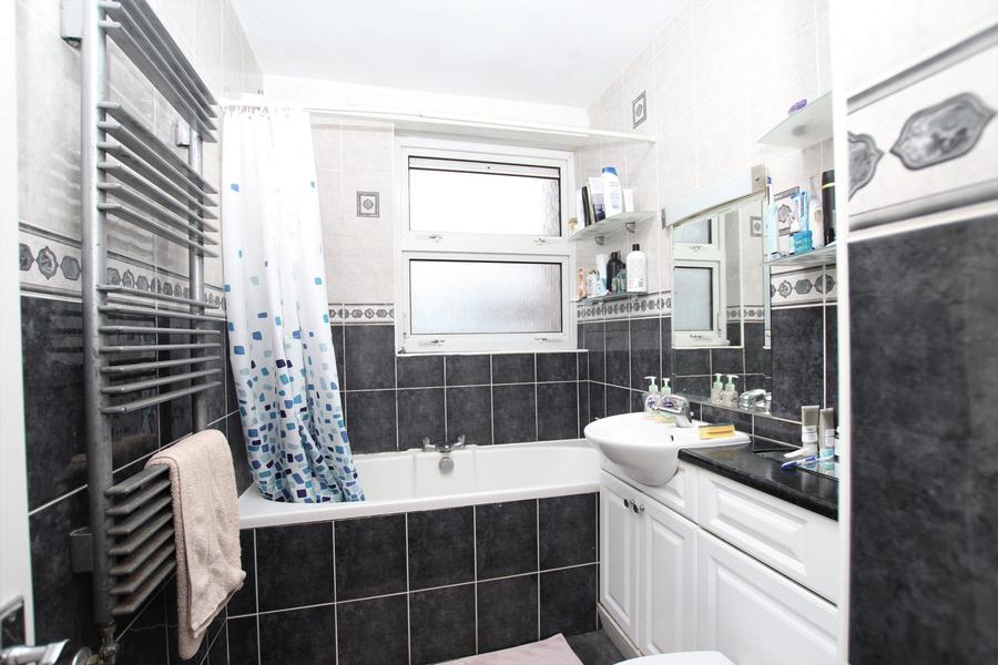 Room Stanley Road in Greater London