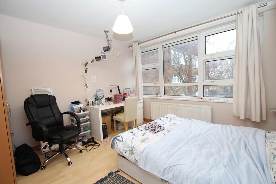 Room Stanley Road in Greater London