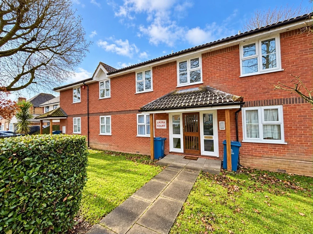 Flat Parkfield Avenue in Greater London