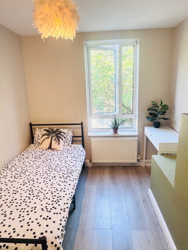 Room Russell Place in Greater London