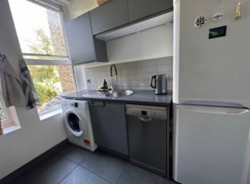 Flat Nightingale Road in Greater London
