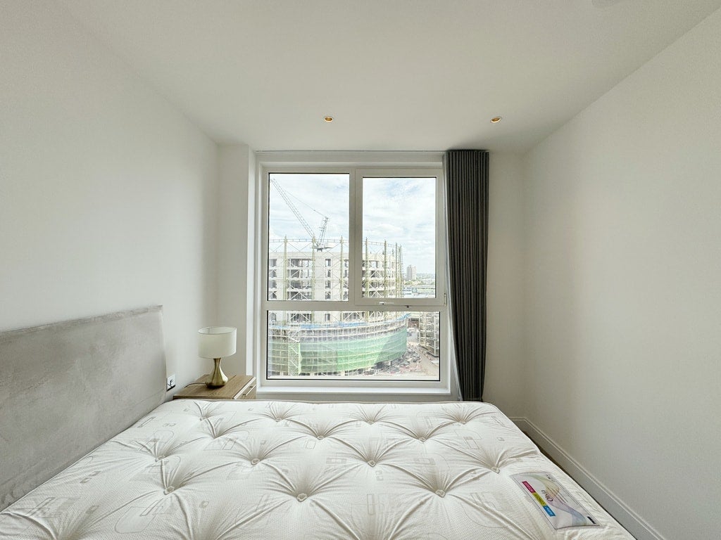 Flat Royal Road in Greater London
