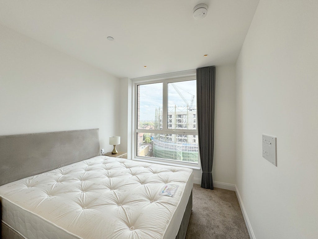 Flat Royal Road in Greater London