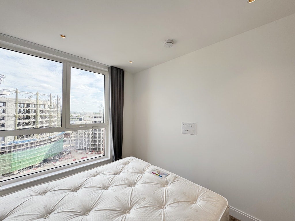 Flat Royal Road in Greater London