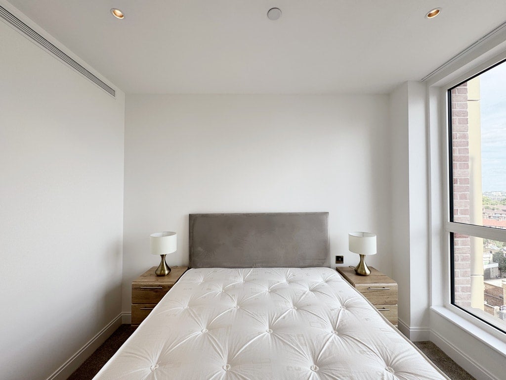 Flat Royal Road in Greater London