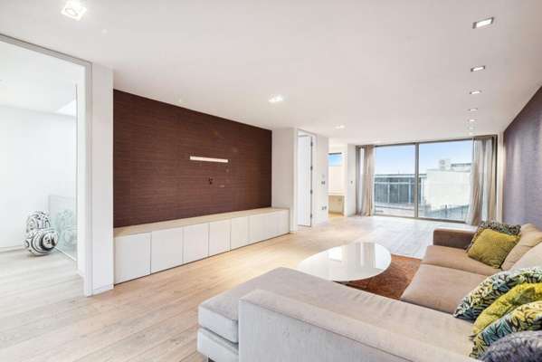 Flat Magdalen Street in Greater London