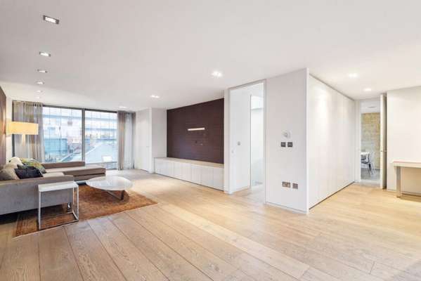 Flat Magdalen Street in Greater London