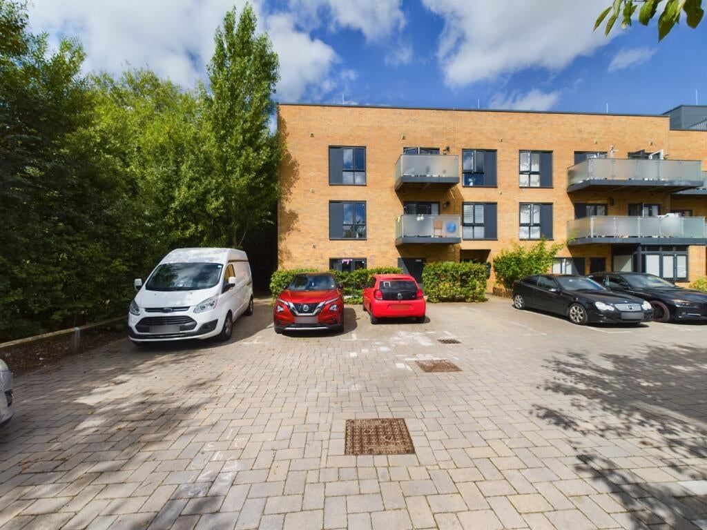 Flat Brooks Mews in Aylesbury