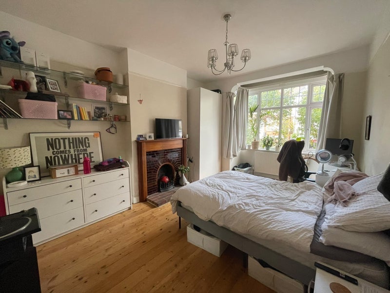 Room Lingwell Road in Greater London