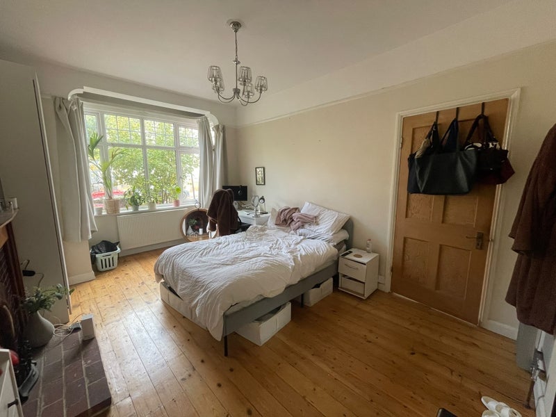 Room Lingwell Road in Greater London