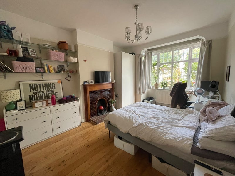Room Lingwell Road in Greater London