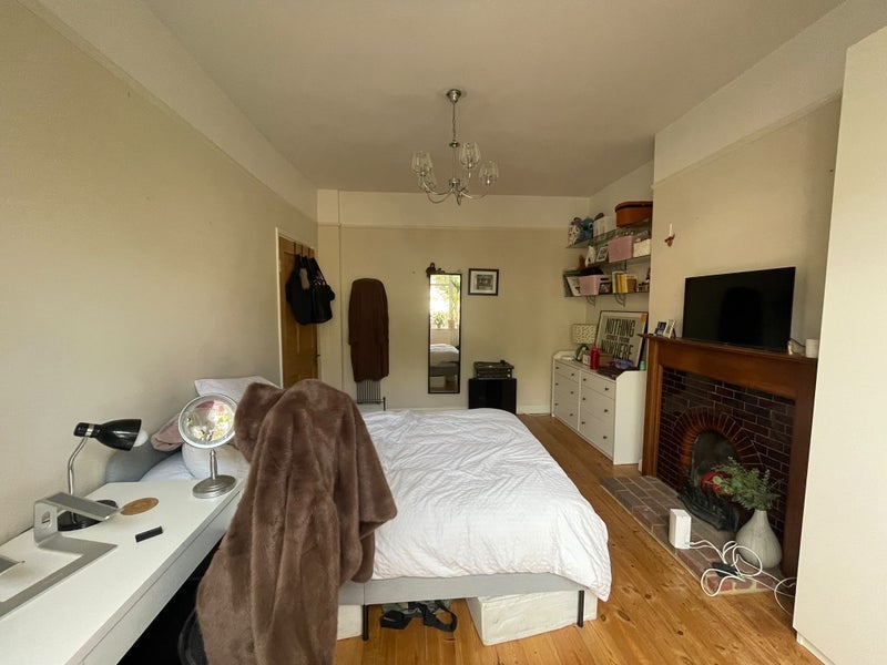 Room Lingwell Road in Greater London