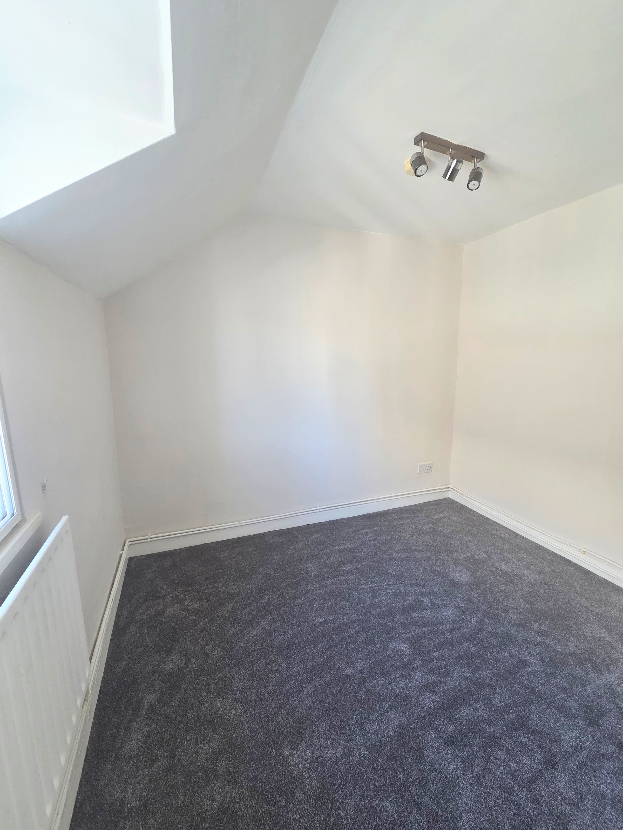 Flat Wyndham Street in Bridgend