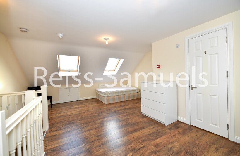 Flat Ambassador Square in Greater London