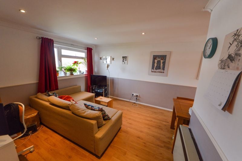 Flat Valentine Court in Waterlooville