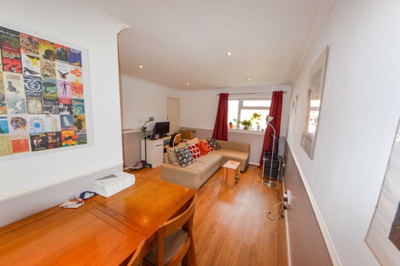 Flat Valentine Court in Waterlooville