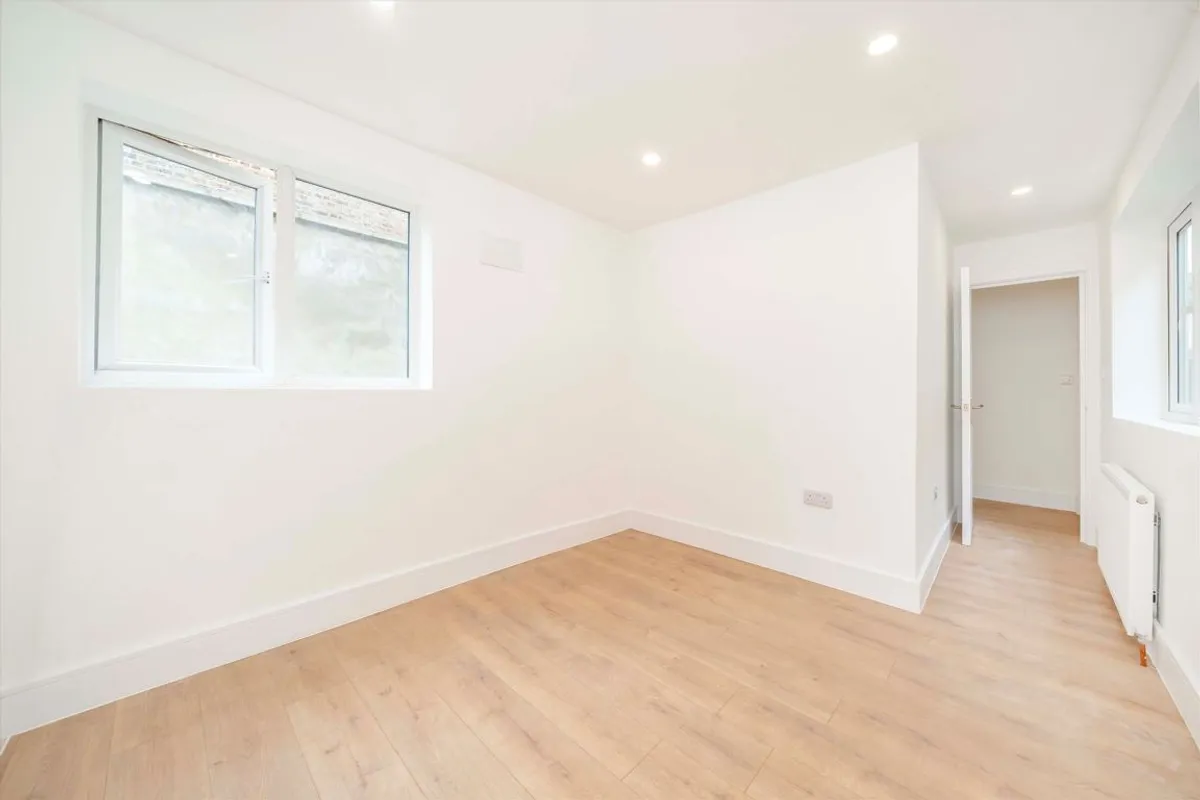 Flat Eccleston Road in Greater London