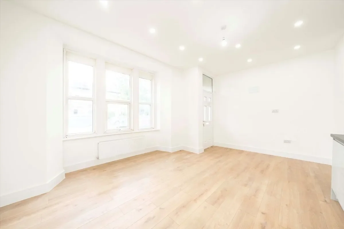 Flat Eccleston Road in Greater London