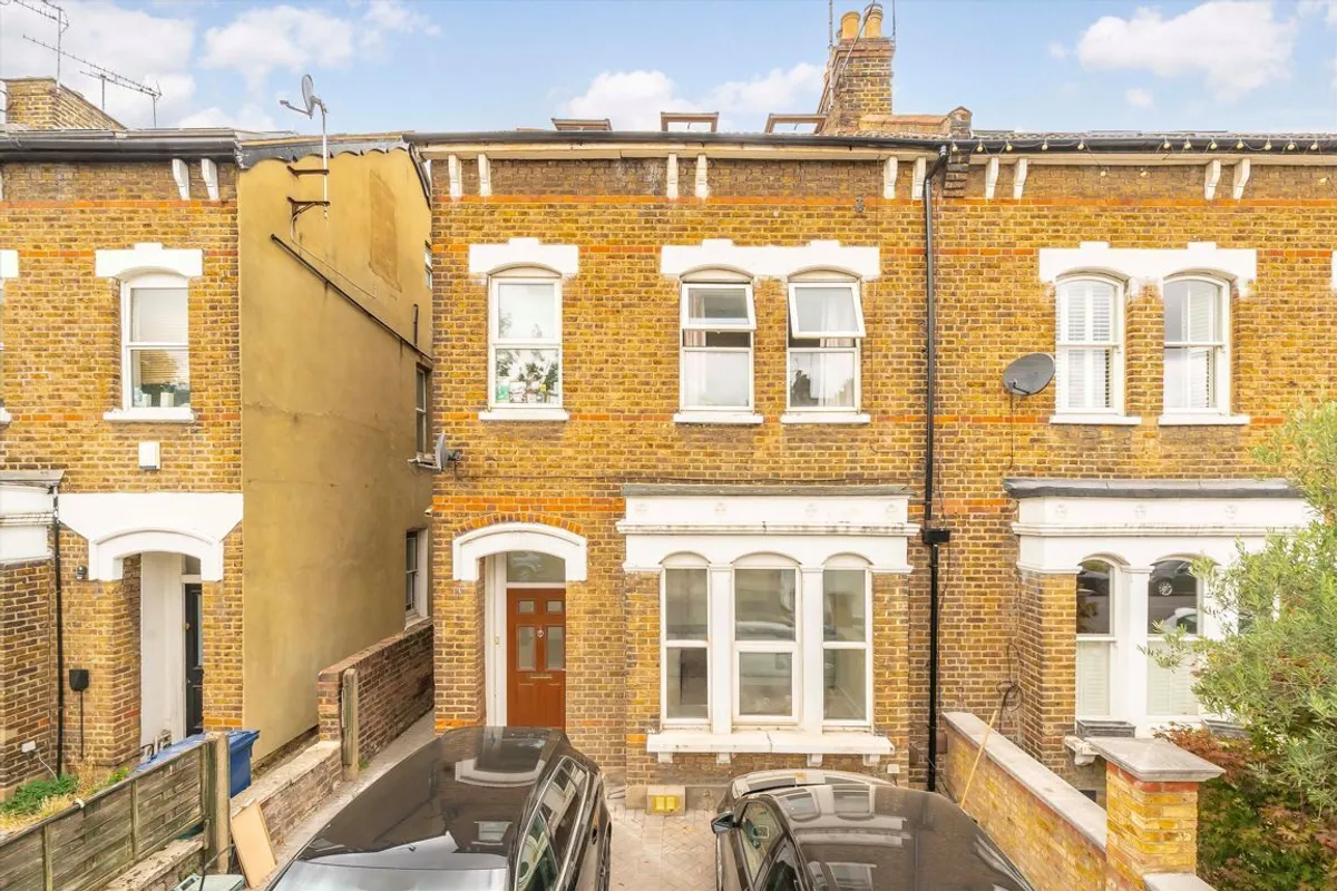Flat Eccleston Road in Greater London