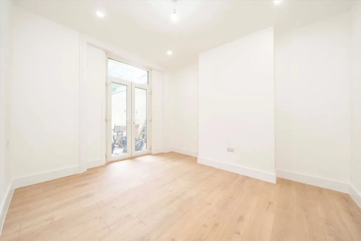 Flat Eccleston Road in Greater London