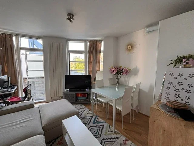Flat Bedford Hill in Greater London