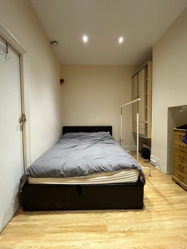 Flat Bond Street in Greater London