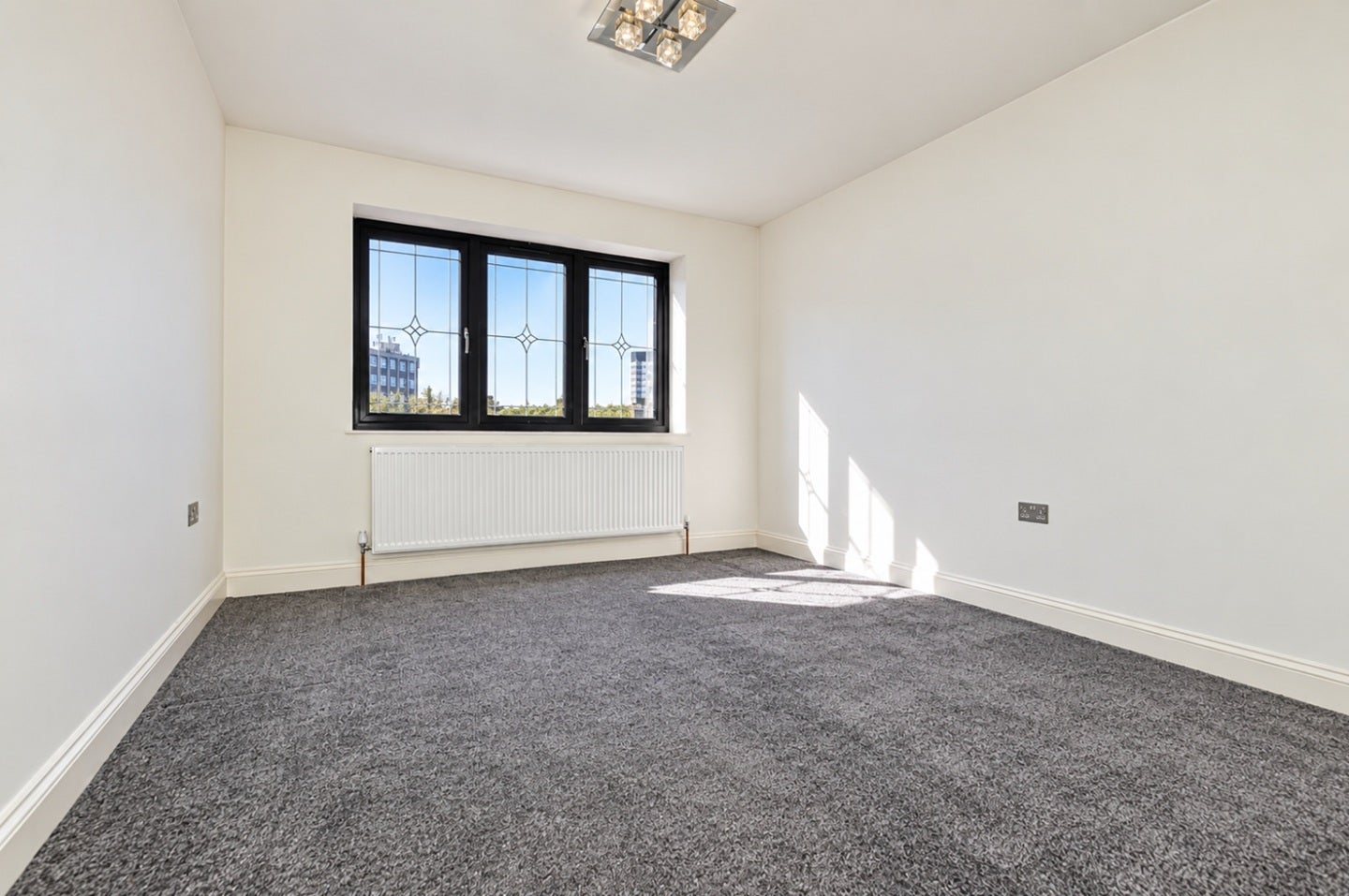 Flat Woodford Avenue in Greater London