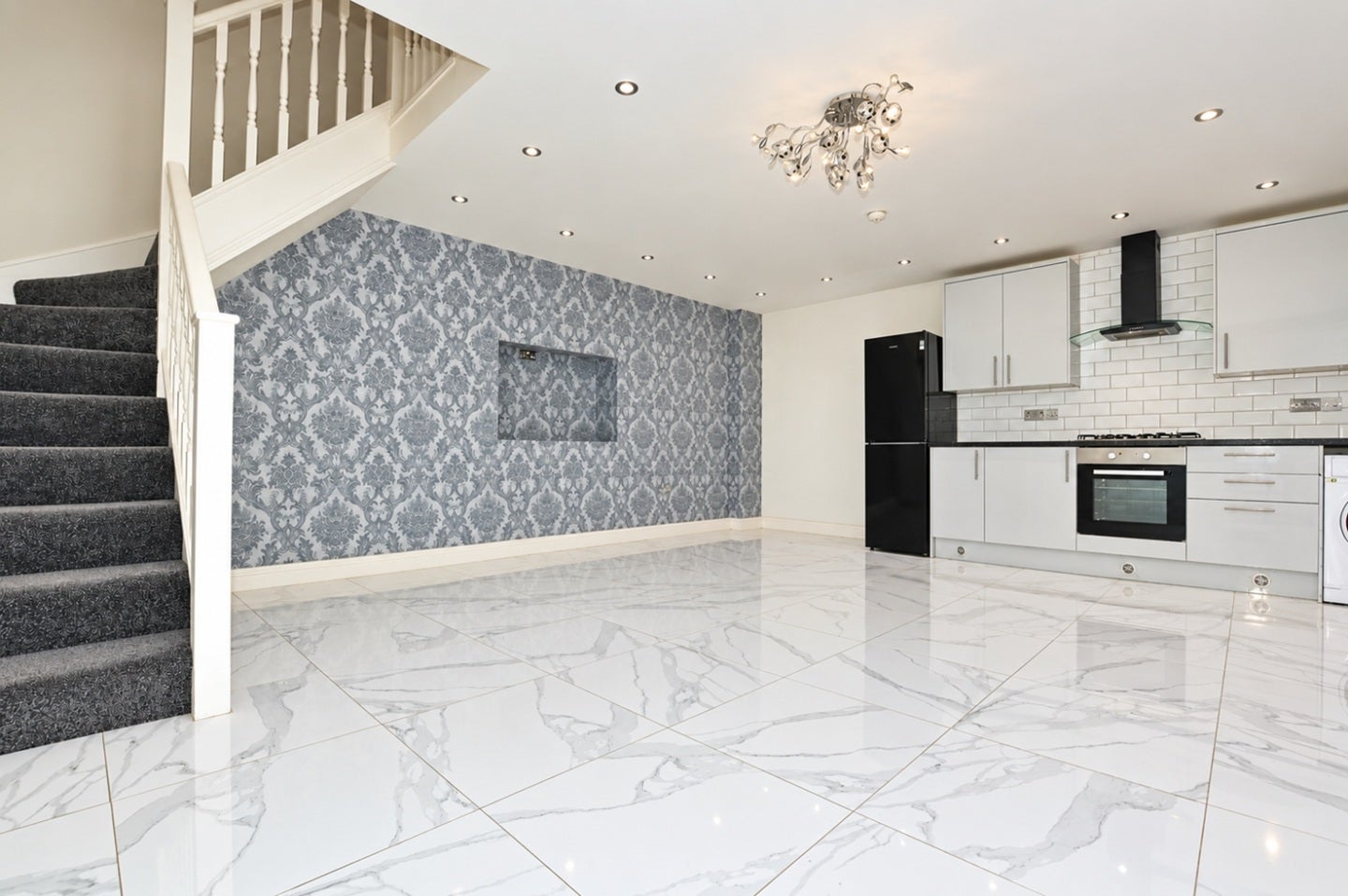 Flat Woodford Avenue in Greater London