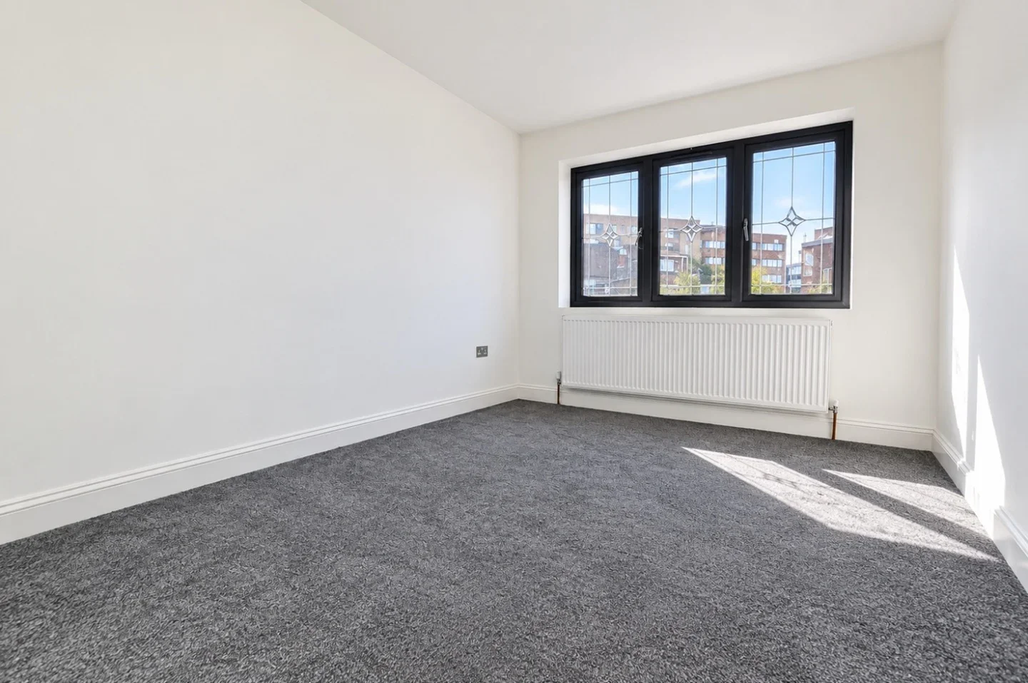 Flat Woodford Avenue in Greater London