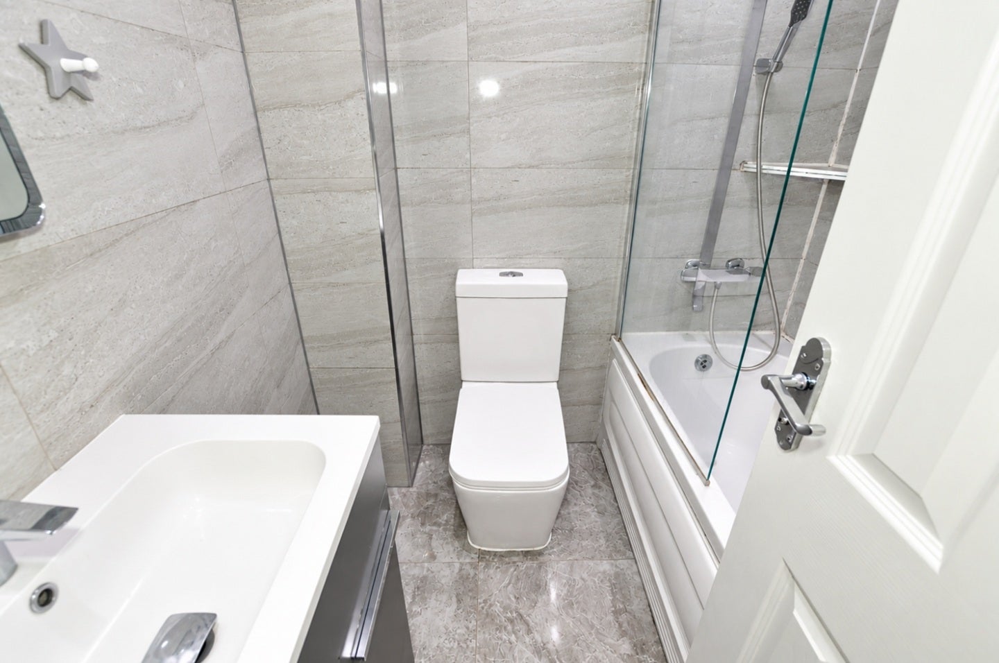 Flat Woodford Avenue in Greater London