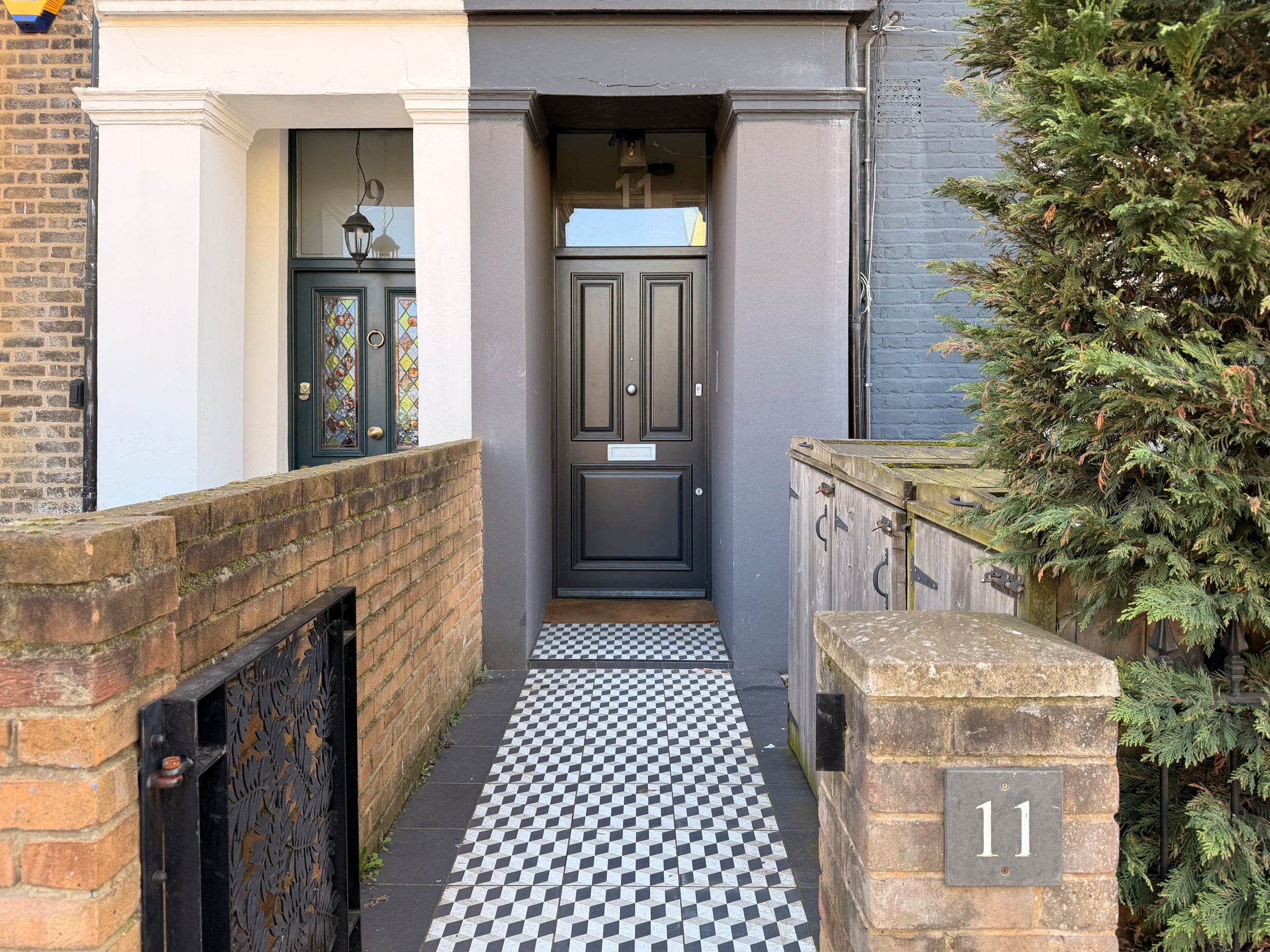 Flat Meeting House Lane in Greater London
