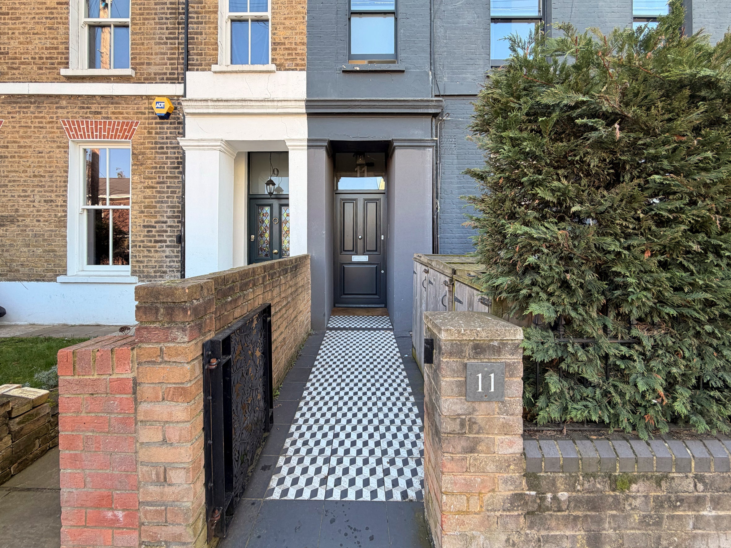Flat Meeting House Lane in Greater London