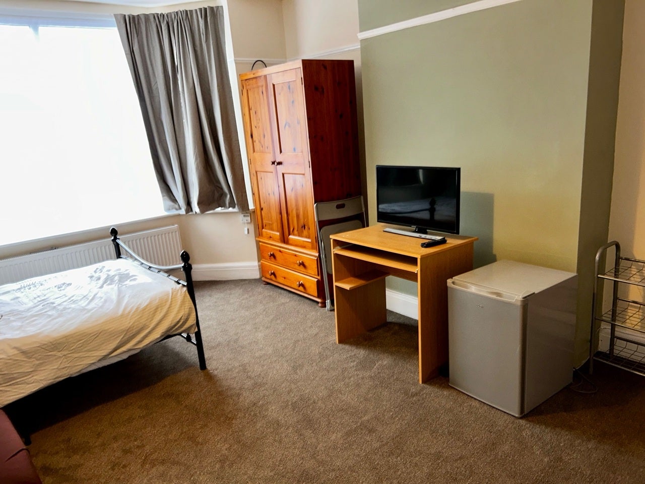 Room Deansbrook Road in Greater London