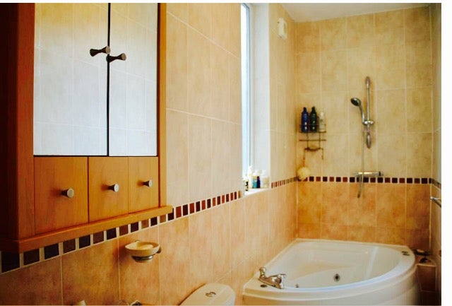Room Deansbrook Road in Greater London