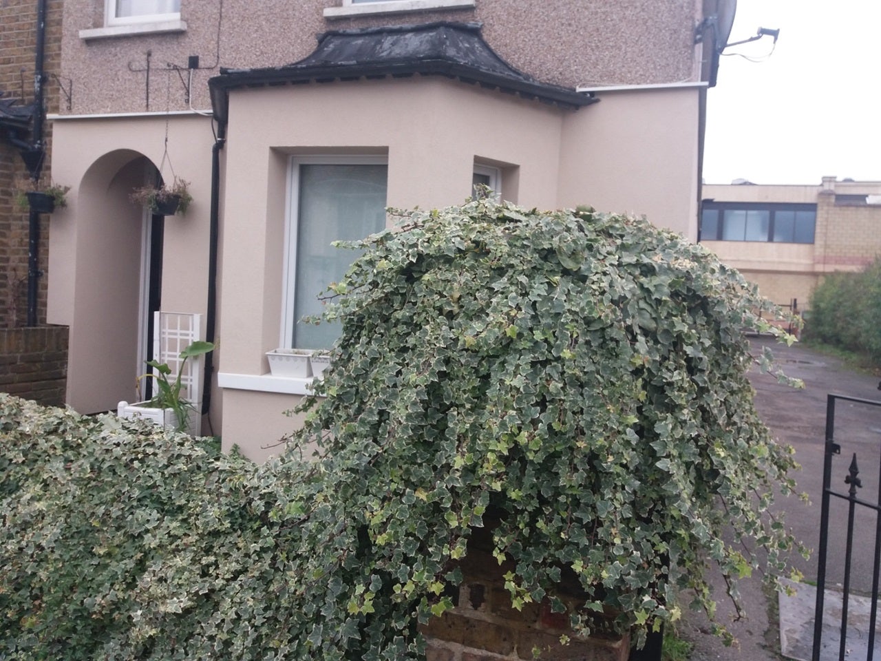 Flat Hibernia Road in Greater London