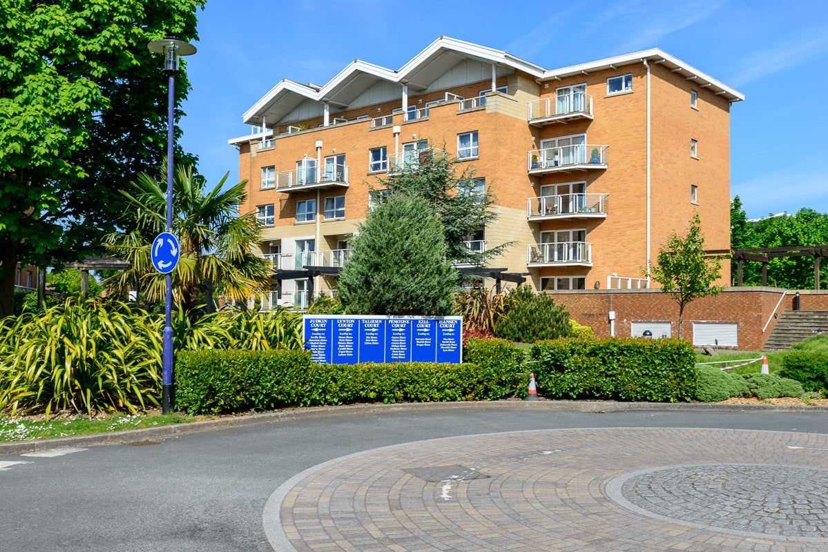 Flat Overstone Court in Cardiff