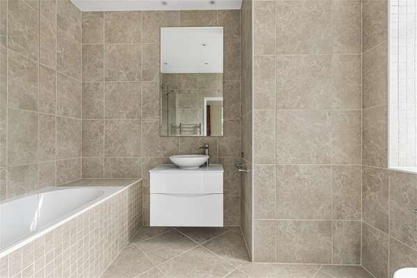 Flat Putney Hill in Greater London