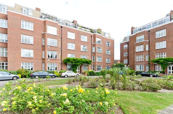 Flat Putney Hill in Greater London