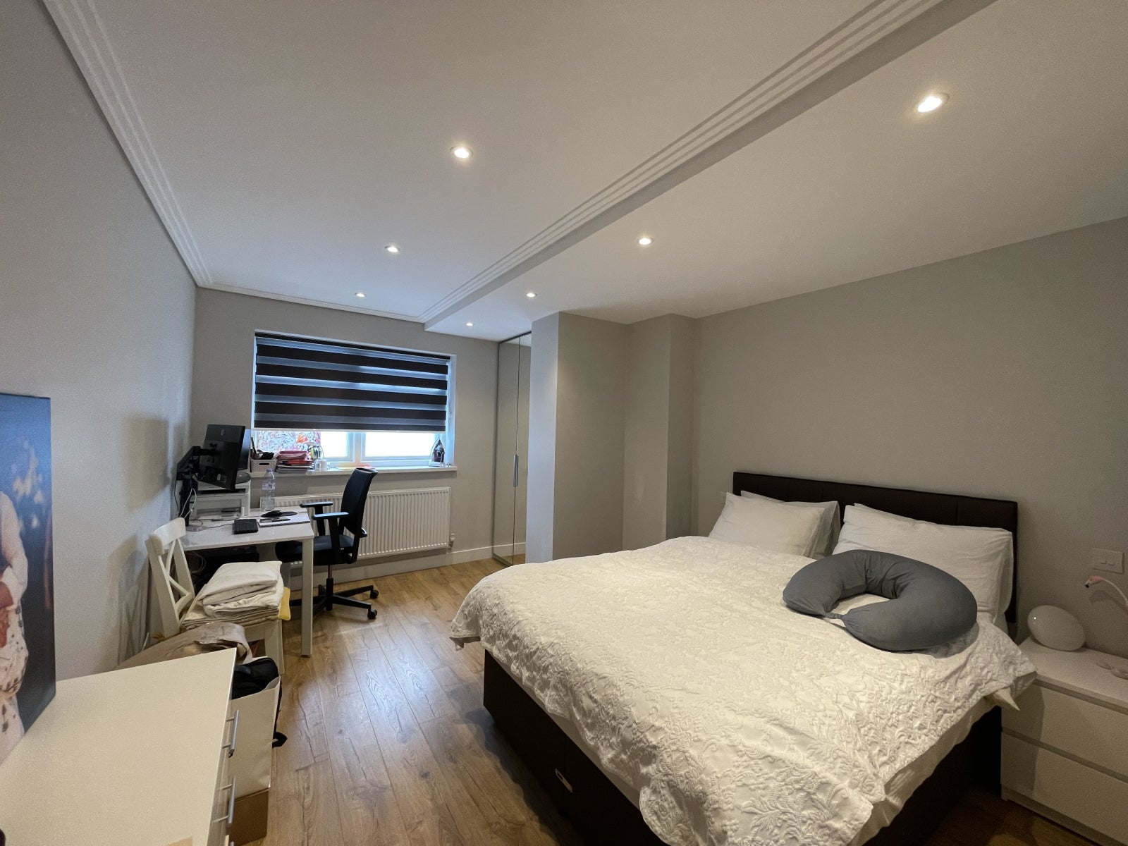 Flat Hale Gardens in Greater London