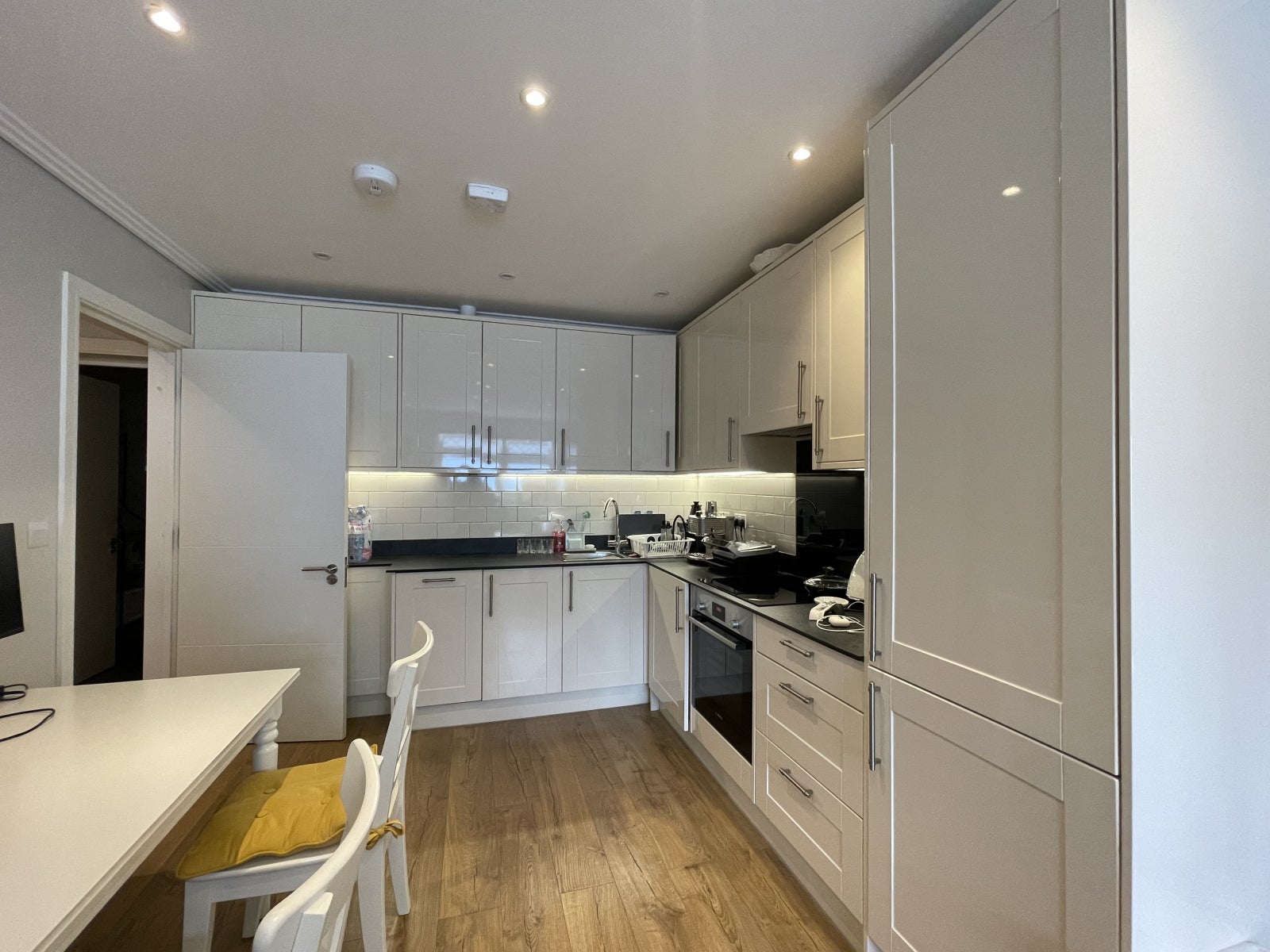 Flat Hale Gardens in Greater London